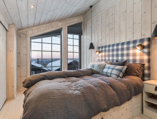 Bilde av soverom med stor dobbeltseng - Fageråsen 1107A- Lei hytte i Trysil