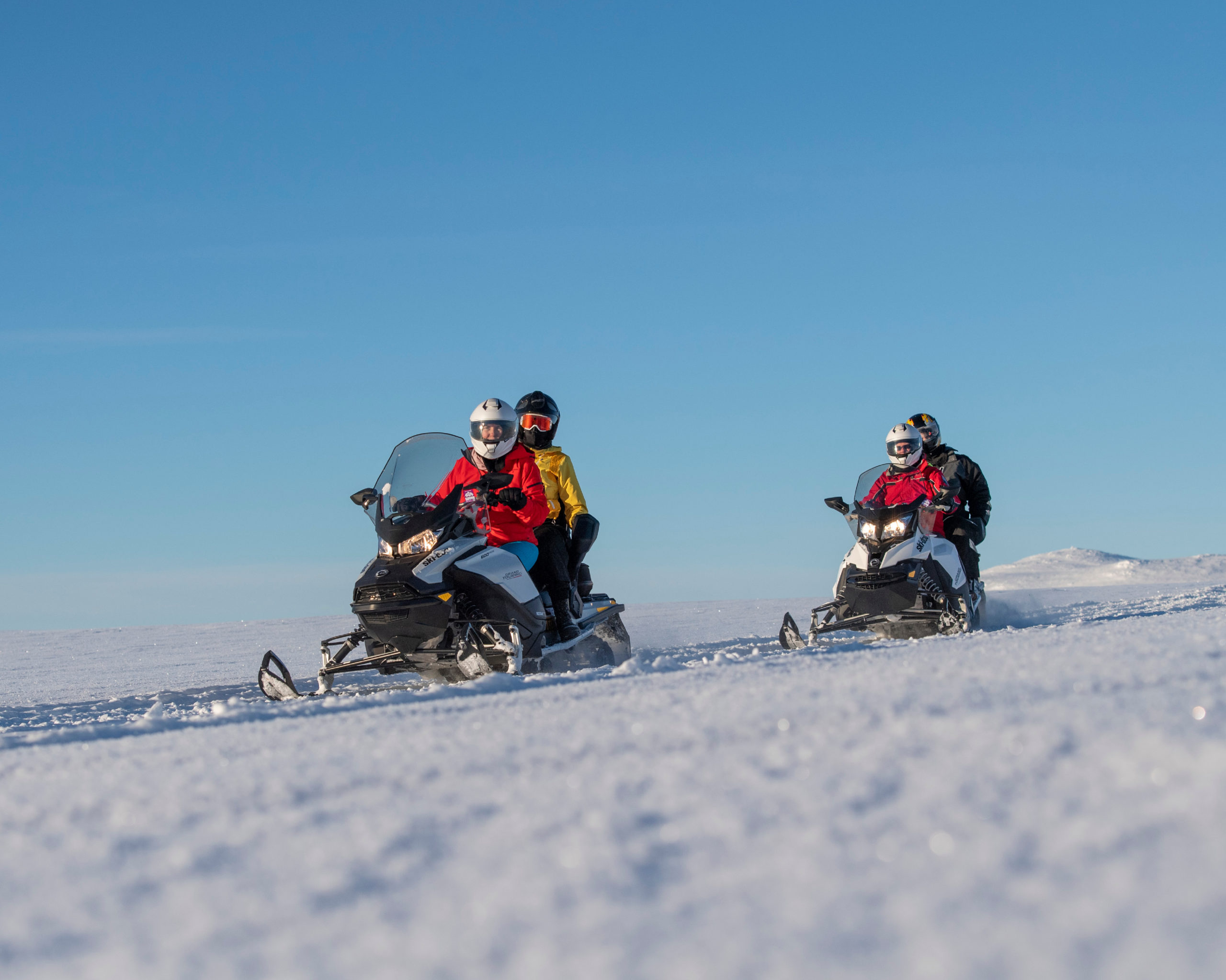 Translation: Picture of several people on a snowmobile tour in Engerdal/Trysil, organized by bookTrysilonline.