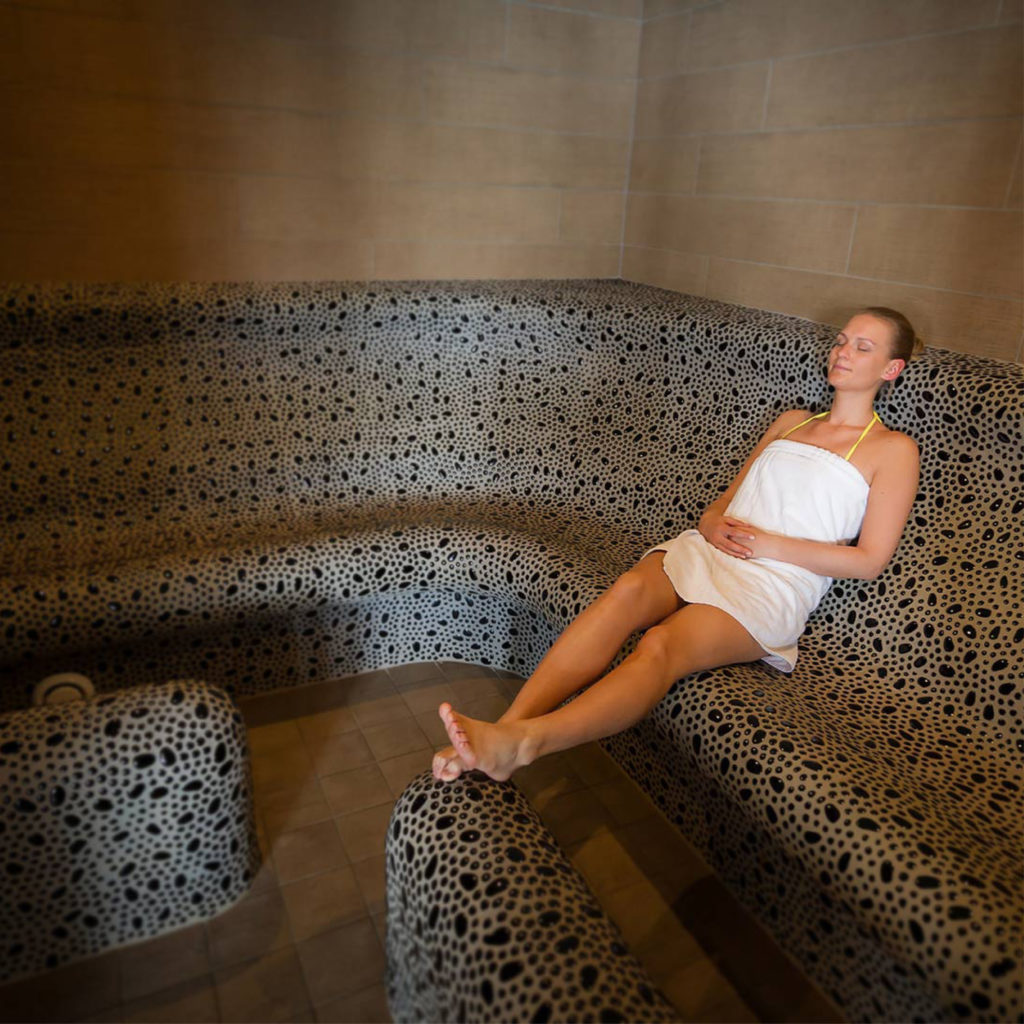 Bilde av kvinne som slapper av på spa i Radisson blu resort i Trysil